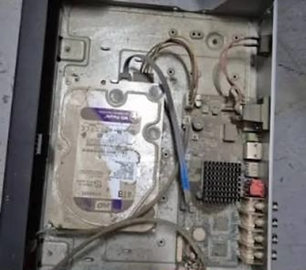 Grabador DVR con polvo acumulado antes del mantenimiento