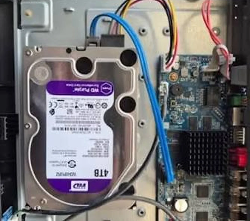 Grabador DVR limpio y con cableado ordenado después del mantenimiento